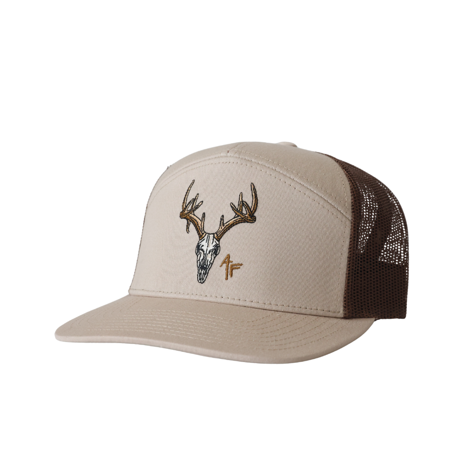 7 panel hat with a deer skull on the front. Khaki on the front and brown mesh on the back.