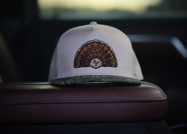 18 Feathers - Cream Treestand Bill