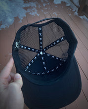 A Mouthful — 7 Panel Black
